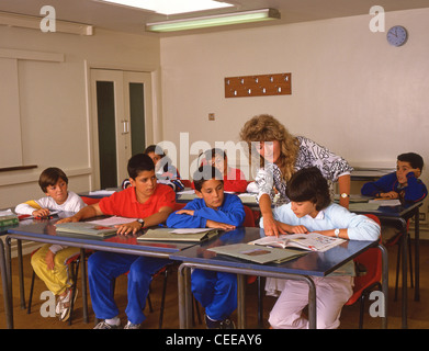 La scuola primaria di classe con insegnante, Surrey, England, Regno Unito Foto Stock