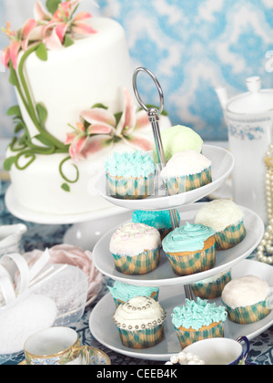 cupcake con bella decorazione su un tavolo. sparare dall'alto Foto stock -  Alamy