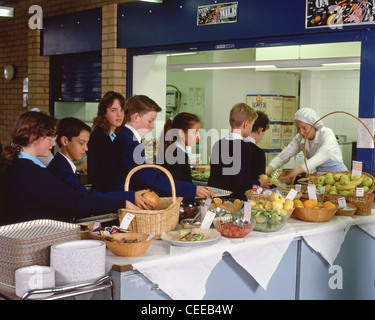 I bambini nella scuola secondaria mensa, Surrey, England, Regno Unito Foto Stock