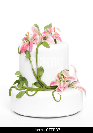 Torta di fantasia con gigli isolati su sfondo bianco Foto Stock