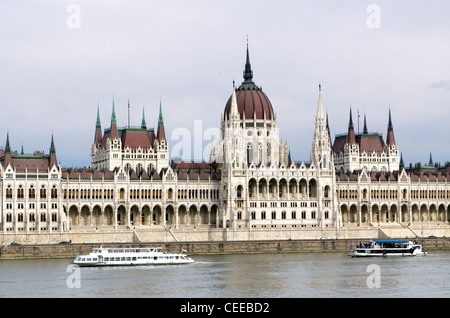 L'edificio del parlamento ungherese di Budapest sul fiume Danubio Foto Stock