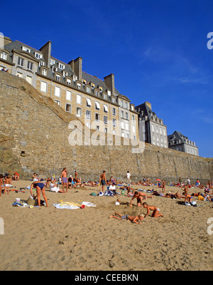 Le mura della città e dalla spiaggia, Saint-Malo, Ille-et-Vilaine Bretagna, Francia Foto Stock