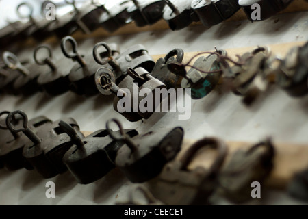 Antichità sbloccato - un display di vecchie serrature per vendita in in Udaipur, India Foto Stock