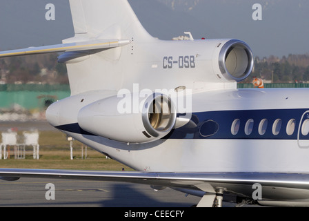 A dritta della vista di dettaglio della Dassault Falcon 7X motore triple, 8 passeggeri di business jet che arrivano all'Aeroporto Internazionale di Vancouver, British Columbia Foto Stock