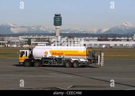 Guscio jet fuel autocisterna che porta all'Aeroporto Internazionale di Vancouver. Foto Stock