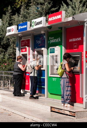 La gente usa ATM Bancomat in Sultanahmet Park, Sultanahmet, Istanbul, Turchia Foto Stock