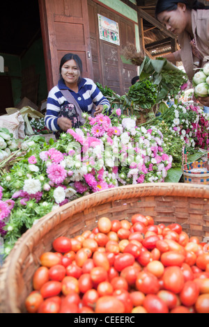 La Birmania, PINDAYA - 23 febbraio 2011: gli agricoltori vendono sono fatti in casa a base di prodotti alimentari sul mercato di strada. Pindaya, Birmania. Foto Stock