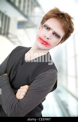 Crazy giovane uomo vestito da joker Foto Stock