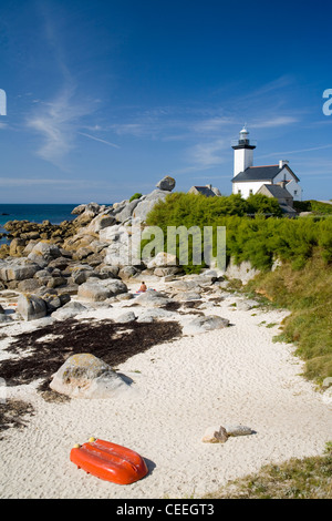 Una piccola barca rossa sulla spiaggia di Pointe de Pontusval faro, Pointe de Pontusval, Finisterre, Bretagne, Francia Foto Stock