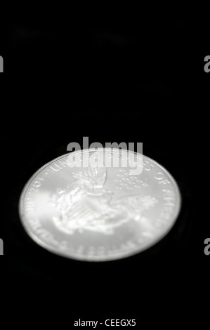 American Eagle silver dollar coin su nero Foto Stock