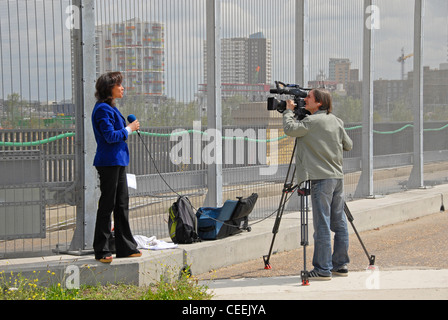 Femmina presentatore televisivo facendo del pezzo alla fotocamera Foto Stock