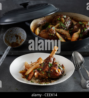 Gambo di agnello al forno di mela cotogna pera tajine di erbe Foto Stock