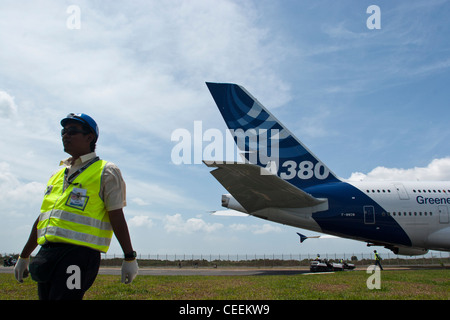 Un Airbus SAS A380 viene spostato prima della sua fly-by al Singapore Airshow Febbraio 19, 2008 Foto Stock