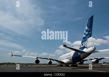 Un Airbus SAS A380 viene spostato prima della sua fly-by al Singapore Airshow Febbraio 19, 2008 Foto Stock