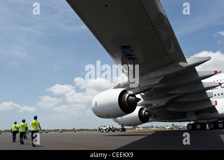 Un Airbus SAS A380 viene spostato prima della sua fly-by al Singapore Airshow Febbraio 19, 2008 Foto Stock