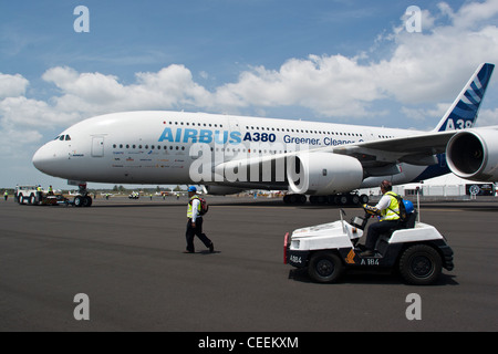 Un Airbus SAS A380 viene spostato prima della sua fly-by al Singapore Airshow Febbraio 19, 2008 Foto Stock