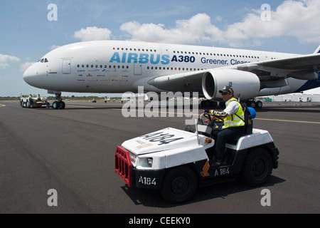 Un Airbus SAS A380 viene spostato prima della sua fly-by al Singapore Airshow Febbraio 19, 2008 Foto Stock