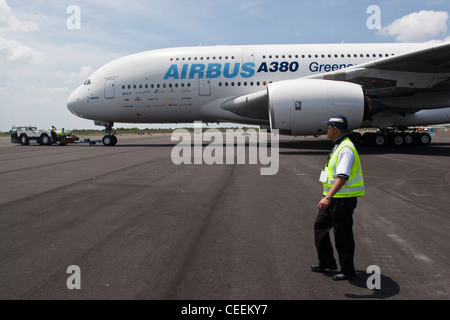 Un Airbus SAS A380 viene spostato prima della sua fly-by al Singapore Airshow Febbraio 19, 2008 Foto Stock