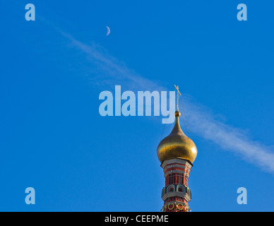 Chiesa Russa Ortodossa cupola a cipolla contro il profondo blu del cielo e una luna bianca Foto Stock