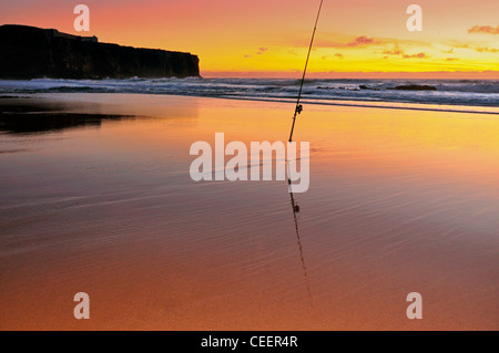 Il Portogallo, Algarve: Twilight alla spiaggia Praia do Tonel in Sagres Foto Stock