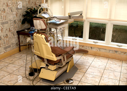 Igienista dentale sedia in un dentista ufficio pronto per il paziente. Foto Stock