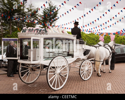 Cavallo e Carrozza funebre al tempio sikh in Hounslow Londra Foto Stock