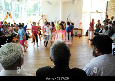 Progetto di comunità per integrare i residenti asiatici con i ragazzi della scuola media locale Foto Stock