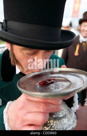 I residenti si riuniscono per l'annuale festa della primavera di Krakelingen nel villaggio fiamminga di Geraardsbergen, Belgio Foto Stock