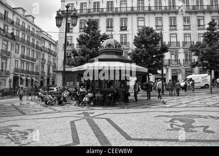 Una bella vista del cafe in Largo de Camões, Lisbona, Portogallo Foto Stock