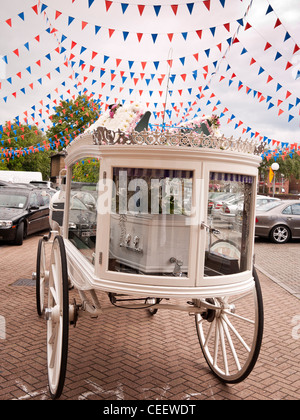 Cavallo e Carrozza funebre al tempio sikh in Hounslow Londra Foto Stock