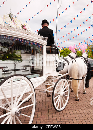 Cavallo e Carrozza funebre al tempio sikh in Hounslow Londra Foto Stock