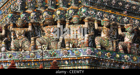 Wat Arun bassorilievo frammento, Bangkok, Thailandia Foto Stock