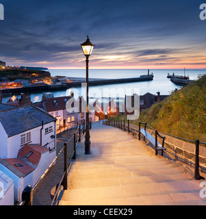 I 199 gradini che portano dalla città vecchia di Whitby all Abbazia alta su una scogliera. Whitby, North Yorkshire, Regno Unito Foto Stock