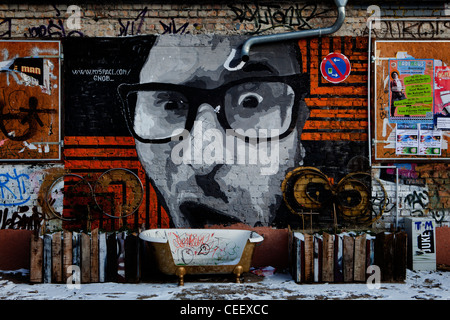 Graffiti in night club area, Revaler Strasse, Friedrichshain di Berlino, Germania 1991 Foto Stock