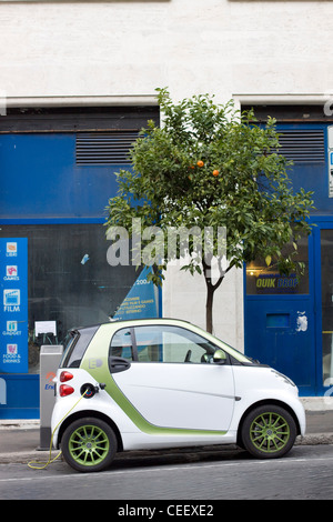 Auto elettrica carica da un on-street station a Roma Foto Stock