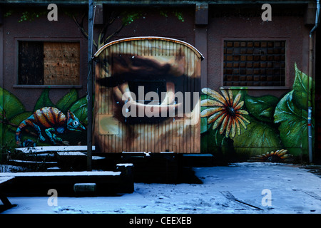 Graffiti in night club area, Revaler Strasse, Friedrichshain di Berlino, Germania 1991 Foto Stock