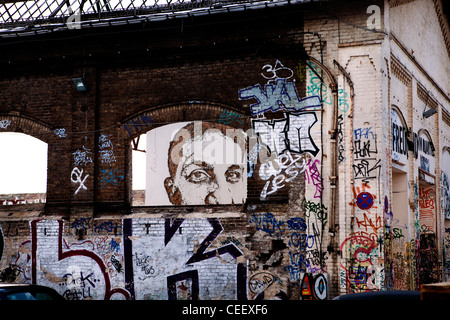 Graffiti in night club area, Revaler Strasse, Friedrichshain di Berlino, Germania 1991 Foto Stock