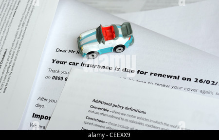 Modello con auto di assicurazione autoveicoli lettera rinnovo RI MOTORING costi di assicurazione infortuni di riparazioni in esecuzione le bollette di casa RISING UK Foto Stock