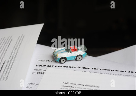 Modello con auto di assicurazione autoveicoli lettera rinnovo RI MOTORING costi di assicurazione infortuni di riparazioni in esecuzione le bollette di casa RISING UK Foto Stock