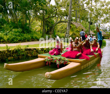 Gli artisti interpreti o esecutori di Tongan nella rievocazione delle Lunghe Canoe Centro Culturale Polinesiano Lai'ie Oahu Hawaii Foto Stock