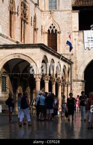 Il Palazzo Sponza che mostra il dettaglio del gotico veneziano di Windows e la statua di San Biagio Dubrovnik Dalmazia Croazia Foto Stock