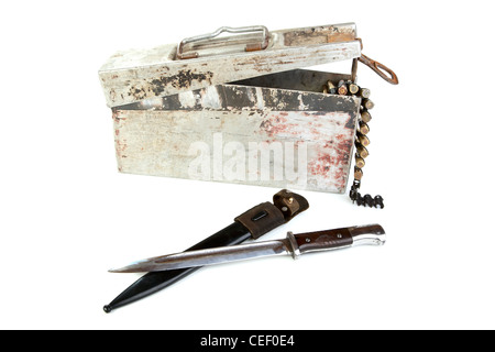 Scatola di alluminio con una mitragliatrice e nastro a baionetta coltello su sfondo bianco Foto Stock