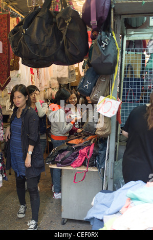 Dh Jardines Bazaar Causeway Bay Hong Kong le donne cinesi nelle affollate alley street bancarelle del mercato folla Foto Stock