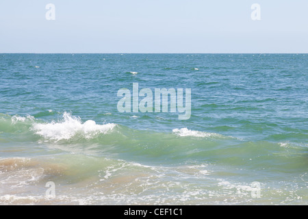 Abstract di una tranquilla e verde-blu del mare con piccola onda di rottura sulla sinistra, Foto Stock
