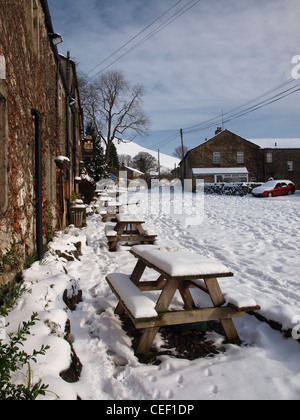 Il Lister Arms Hotel, Malham, Malhamdale, Yorkshire Dales National Park, North Yorkshire nella neve Foto Stock