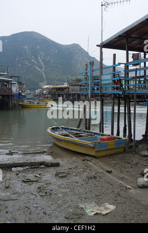 Dh Tai O LANTAU HONG KONG villaggio di pescatori palafitte sopra il fiume e fondo piatto barca Foto Stock