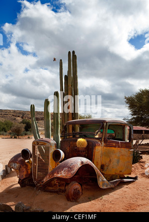 Old Ford autocarro in ingresso al lodge nel Gondwana Canyon Park, Namibia, Africa Foto Stock