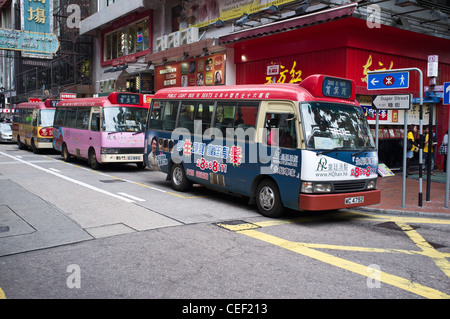 dh autobus di luce pubblico CAUSEWAY BAY HONG KONG Red minibus con pubblicità di calligraphy cinese mini bus isola di trasporto asiatica Foto Stock