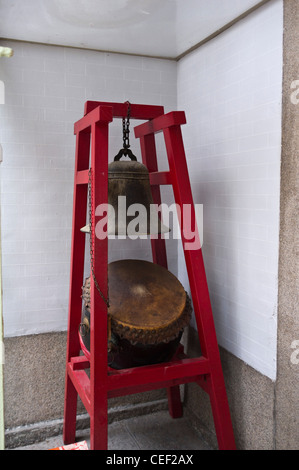 Dh Tempio Man Mo Sheung Wan HONG KONG il tempio Cinese di campana e il Daoismo tamburo Foto Stock