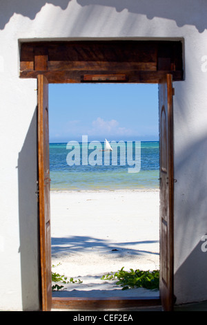 Guardando attraverso la porta a bordo di un giunco, vela in mare al largo della barriera corallina a Bwejuu, isola di Zanzibar, Tanzania Foto Stock